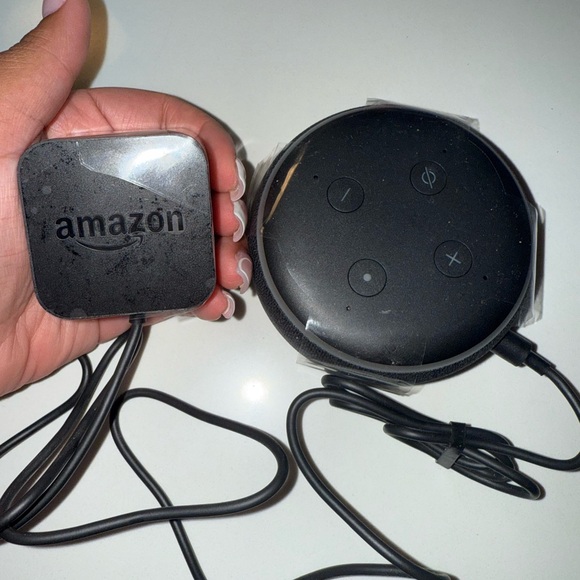 Amazon Echo Dot in Black with Adapter - Picture 1 of 3
